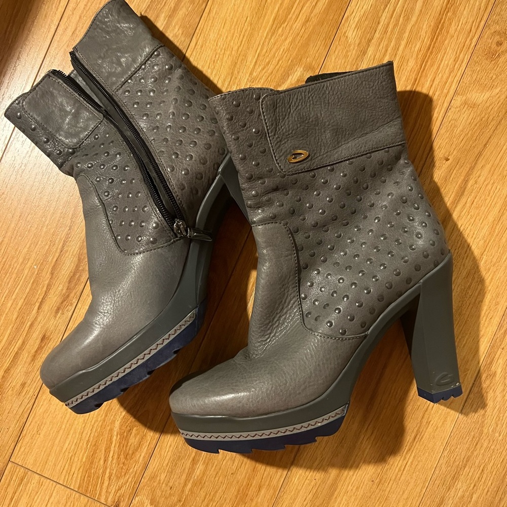Grey high heals boots.